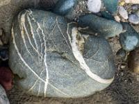 Ringförmige Maserung an dunkelgrauem Stein